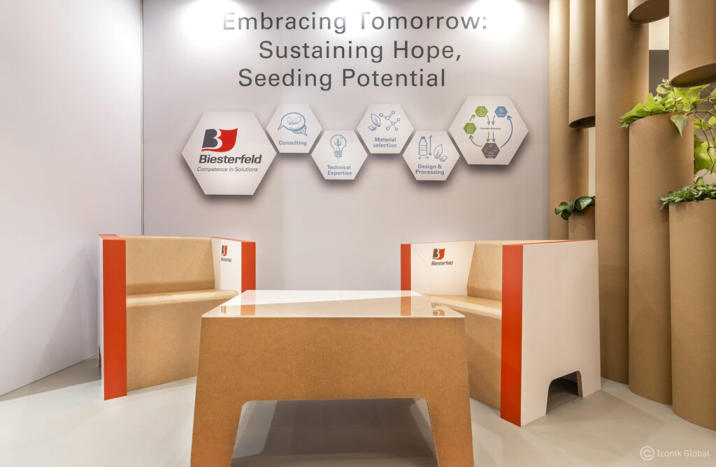 Stand Biesterfeld hybride pour LUXEPACK Monaco 2024. Il est à la fois traditionnel, modulaire et composé de carton