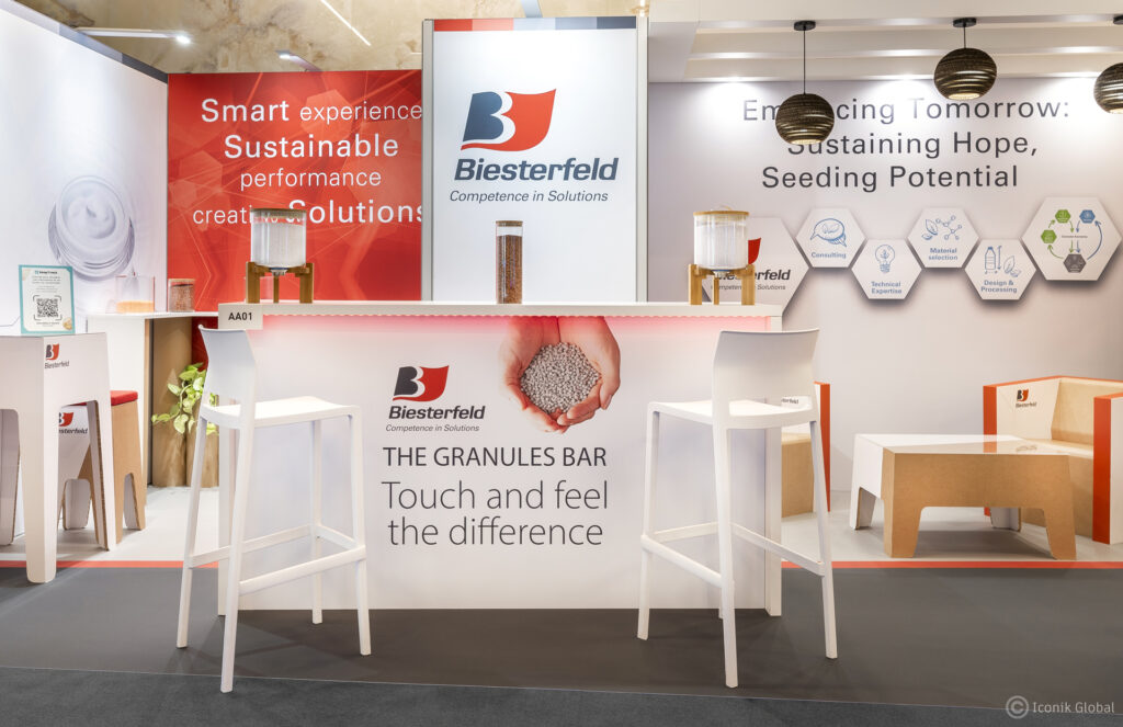 Stand Biesterfeld hybride pour LUXEPACK Monaco 2024. Il est à la fois traditionnel, modulaire et composé de carton