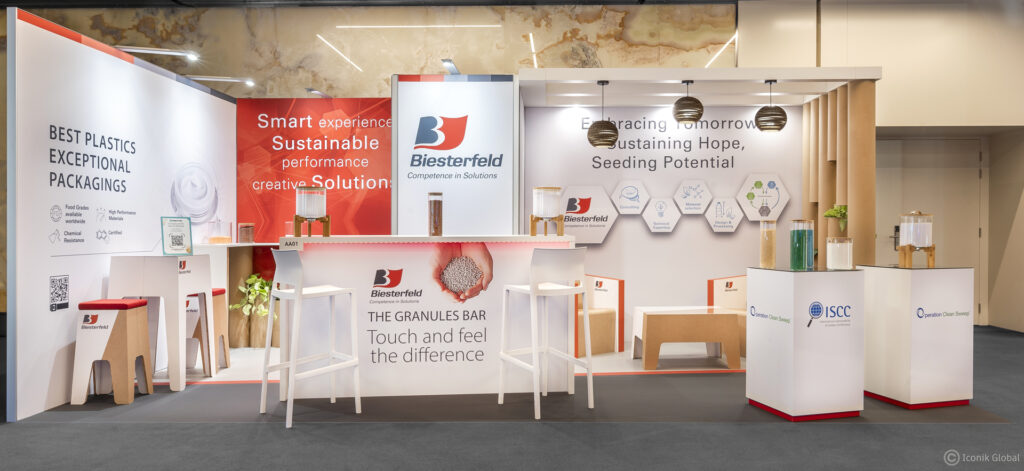 Stand Biesterfeld hybride pour LUXEPACK Monaco 2024. Il est à la fois traditionnel, modulaire et composé de carton