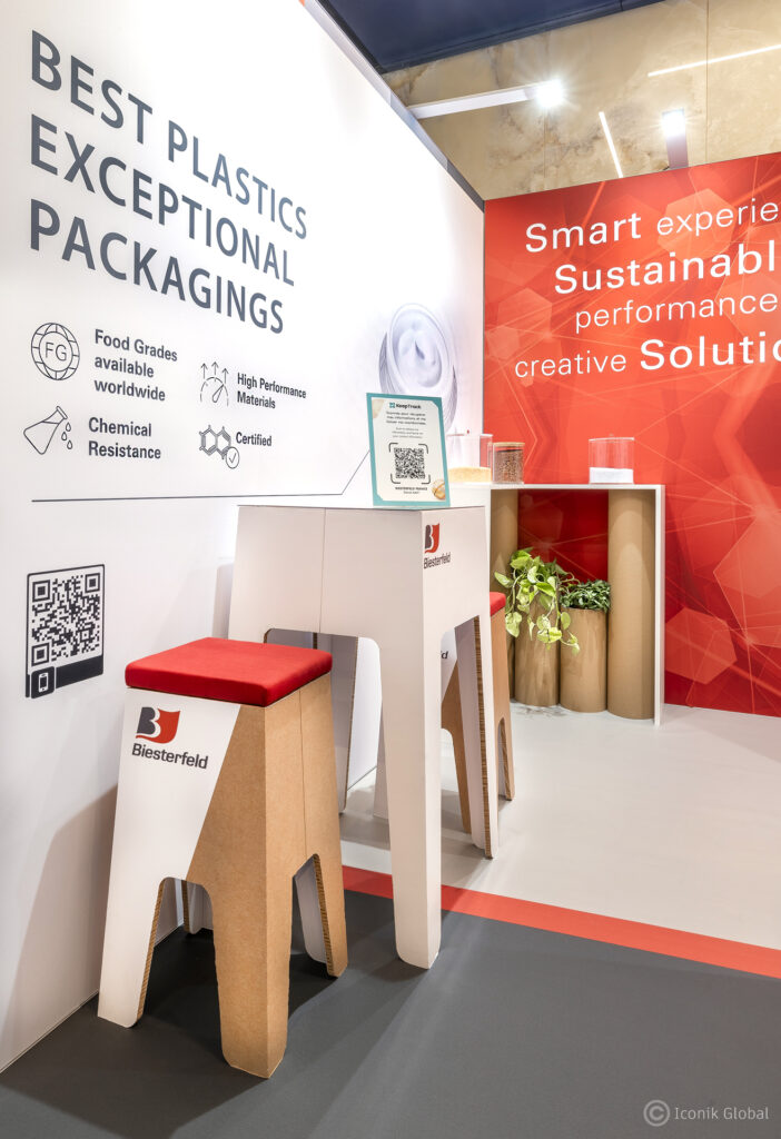 Stand Biesterfeld hybride pour LUXEPACK Monaco 2024. Il est à la fois traditionnel, modulaire et composé de carton